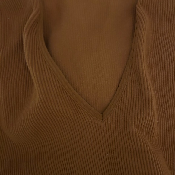 dark orange cropped deep v-neck - Picture 3 of 4